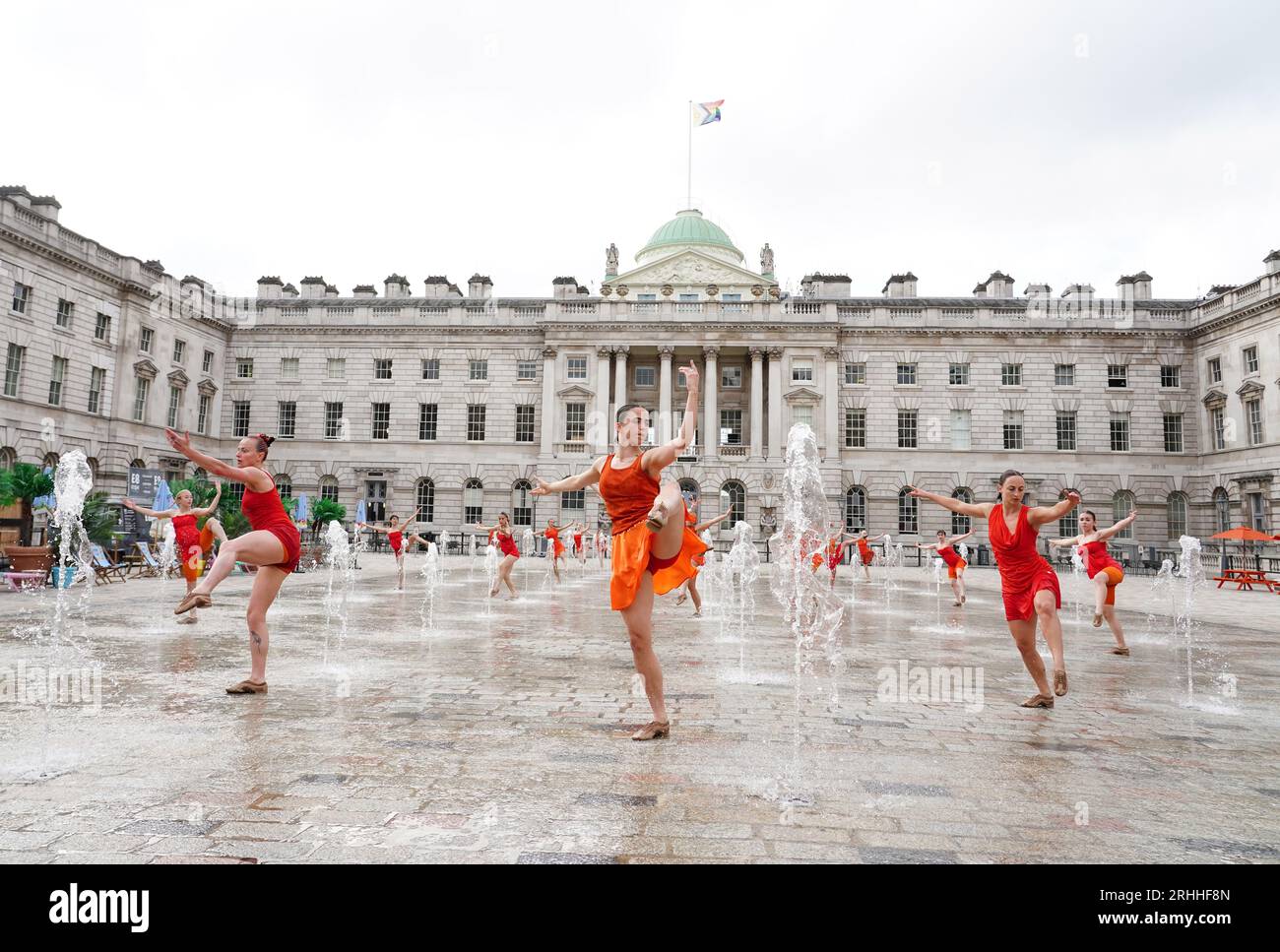 Tänzerinnen treten in den Springbrunnen des Somerset House in London auf, während einer Kostümprobe für Shobana Jeyasinghs Kontrapunkt, der an diesem Wochenende acht Mal im Rahmen des Somerset House's Summer in the Courtyard und des Inside Out Festivals des Westminster City Council gespielt wird. Bilddatum: Donnerstag, 17. August 2023. Stockfoto