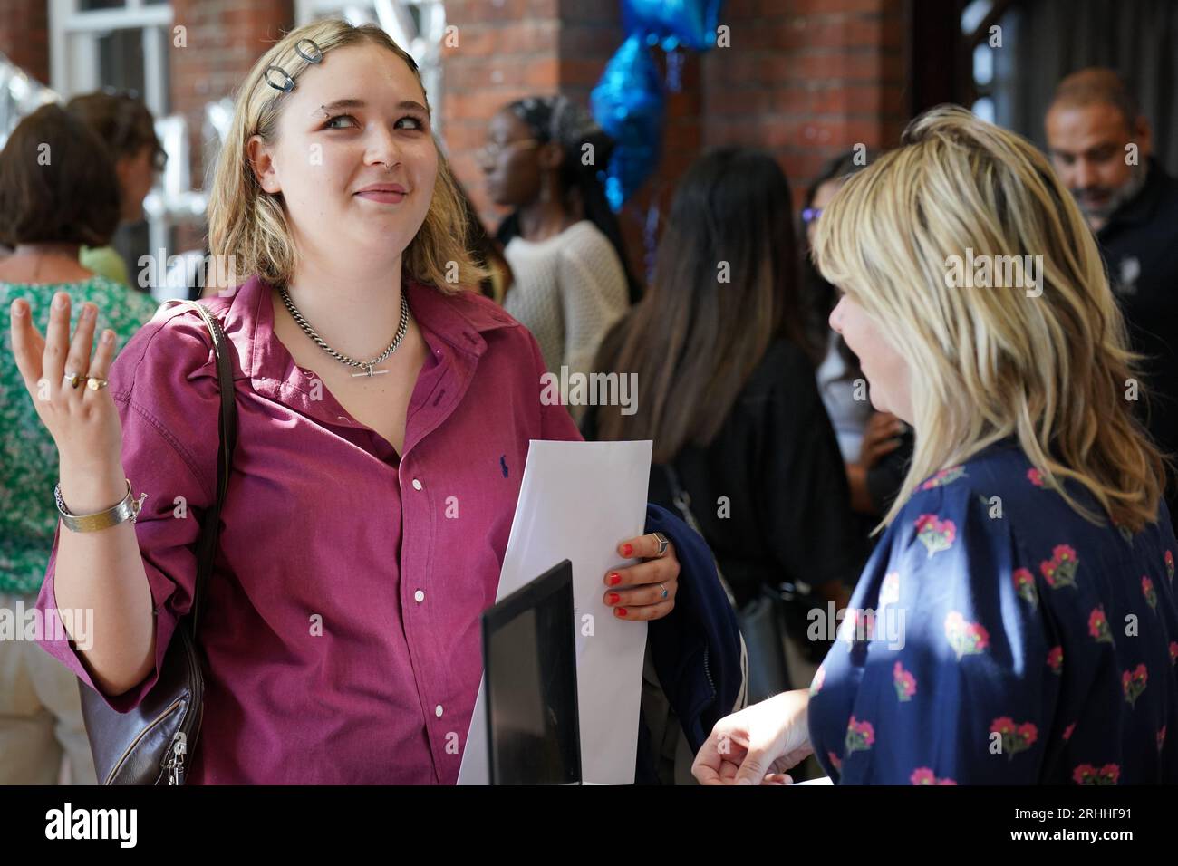 Ruby Stephens (links) spricht mit ihrer Lehrerin Rachel Vaughan an der Sydenham High School im Südosten Londons über ihre A-Level-Ergebnisse. Bilddatum: Donnerstag, 17. August 2023. Stockfoto