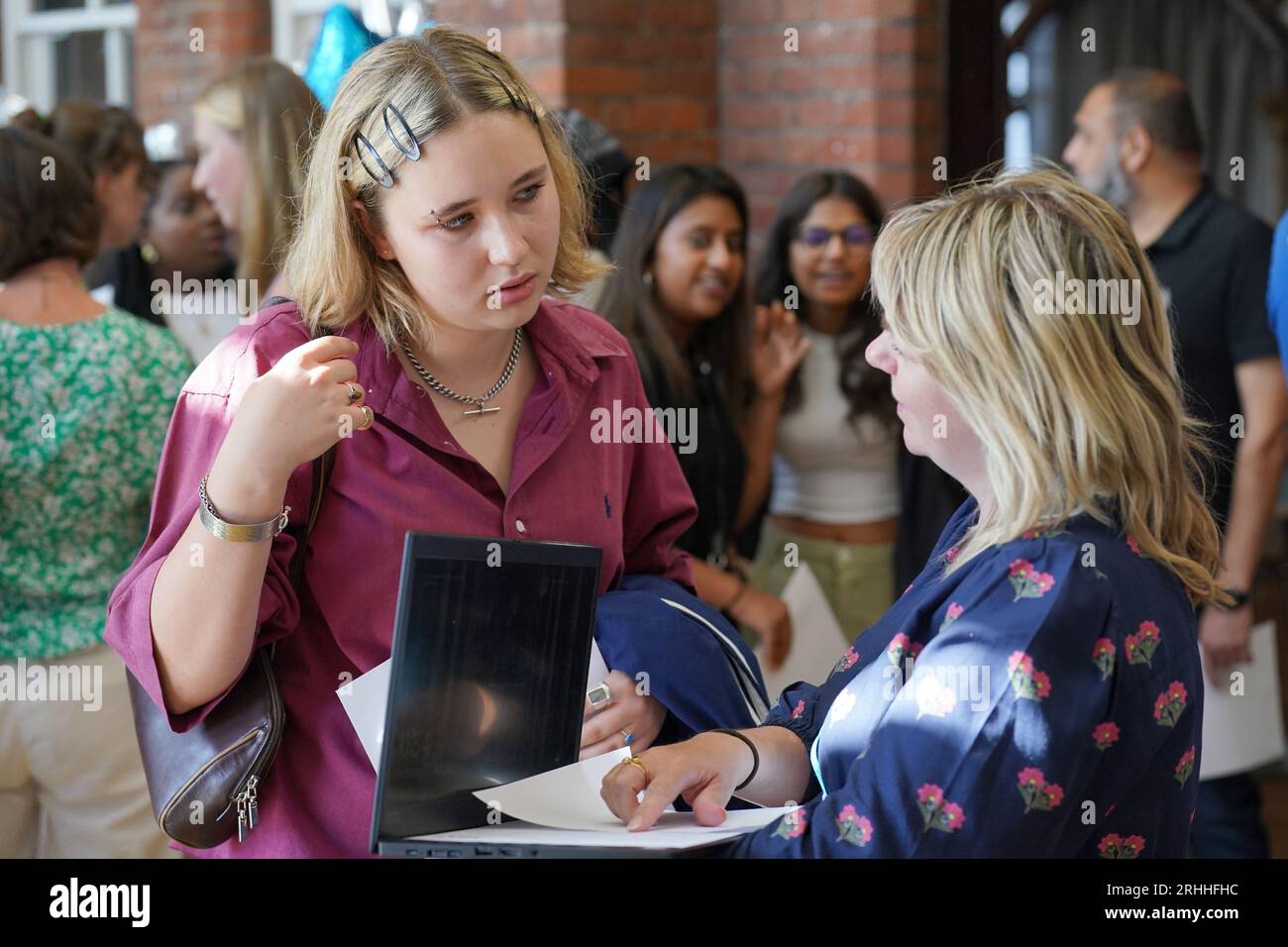 Ruby Stephens (links) spricht mit ihrer Lehrerin Rachel Vaughan an der Sydenham High School im Südosten Londons über ihre A-Level-Ergebnisse. Bilddatum: Donnerstag, 17. August 2023. Stockfoto