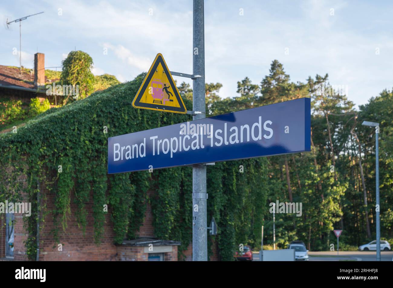 Deutschland , Fire , 12.07.2023 , Bahnhofsschild Brand Tropical Islands in der Nähe von Berlin Stockfoto