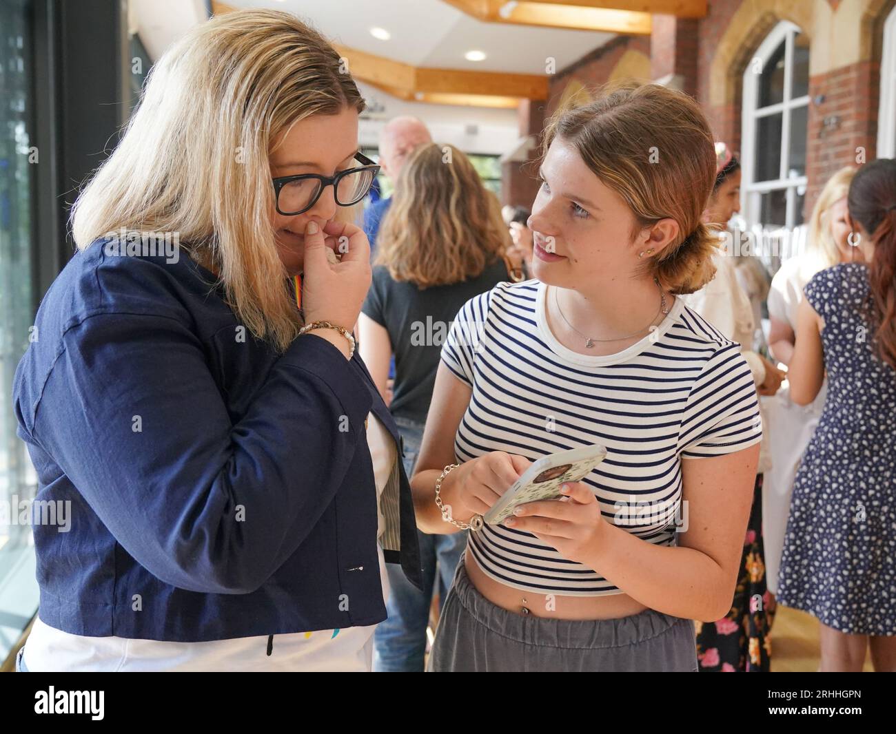 Kirsten Marks (rechts) spricht über ihre A-Level-Ergebnisse mit der stellvertretenden Lehrerin Elyse Waites an der Sydenham High School im Südosten Londons. Bilddatum: Donnerstag, 17. August 2023. Stockfoto