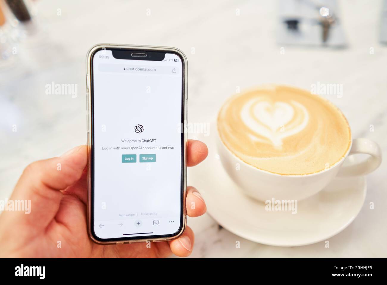 USA, Kalifornien – Juni 18 2023: ChatGPT-Chat bot-Bildschirm auf Smartphone und Laptop mit Chat-GPT-Anmeldebildschirm im Hintergrund. Eine neue KI Stockfoto