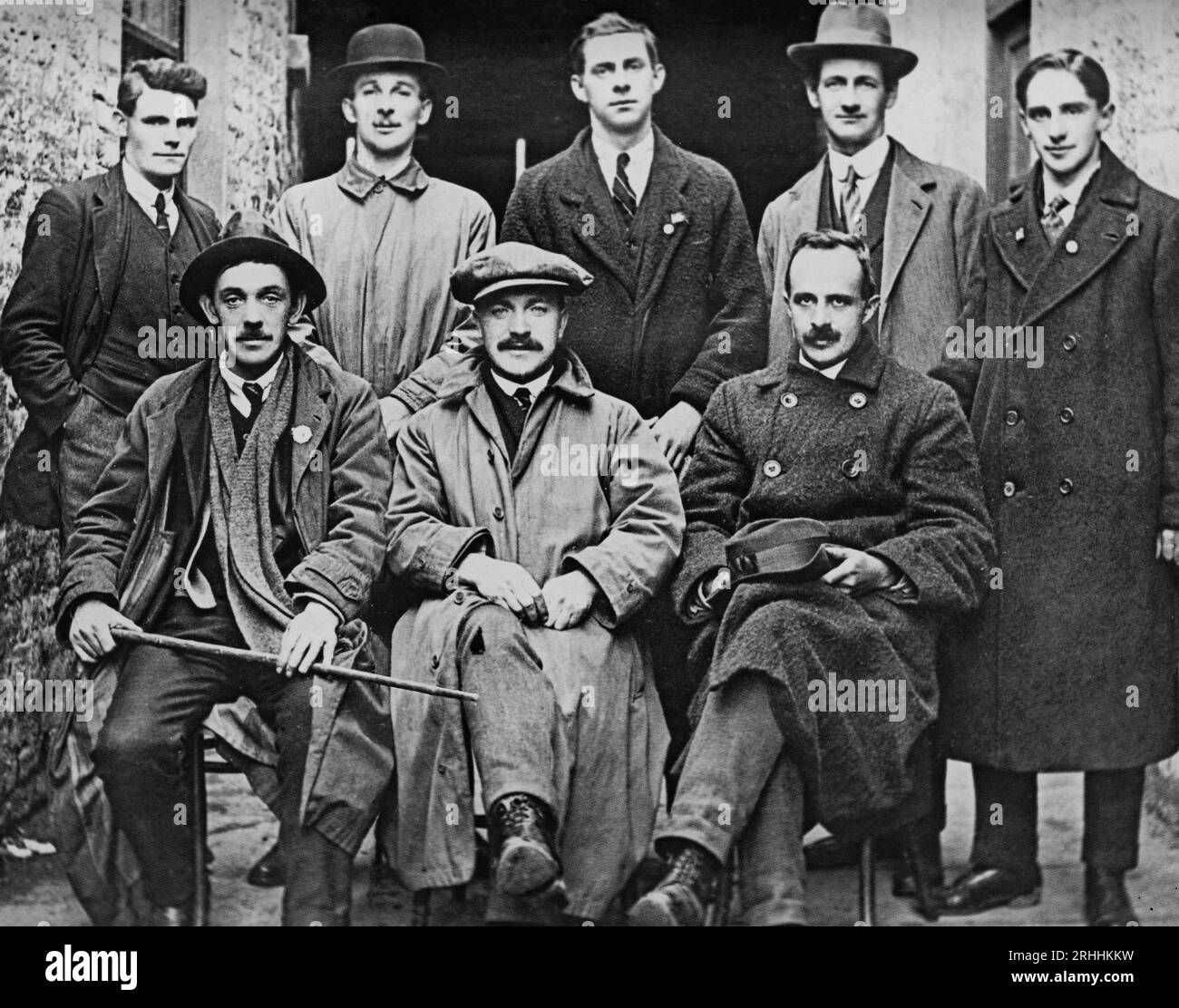 Ein Foto des frühen 20. Jahrhunderts von Cork Sinn Féin-Delegierten, die 1919 in Dublin verhandelten. Dazu gehörten Tomás Mac Curtain, der später von der Royal Irish Constabulary in seinem Haus erschossen wurde, und Terence McSwiney, der während eines Hungerstreiks im Brixton Prison, England, starb. Stockfoto