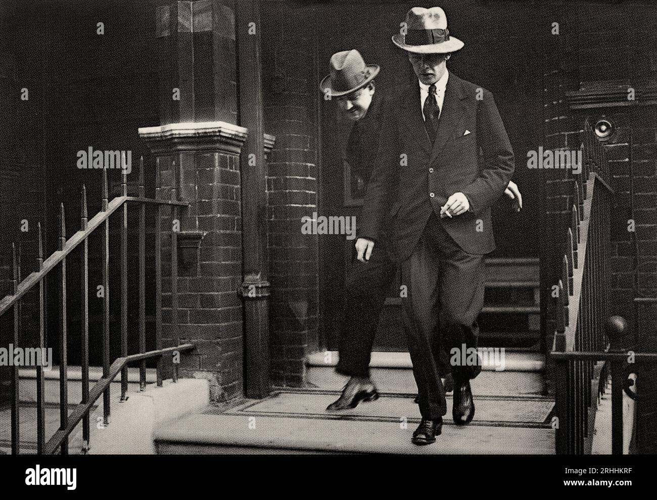 Ein Foto des frühen 20. Jahrhunderts von Emmet Dalton, Michael Collins Leibwächter, der ihn von ihrem Londoner Hauptquartier in South Kensington während der Verhandlungen über den englisch-irischen Vertrag 1921 führte. Stockfoto