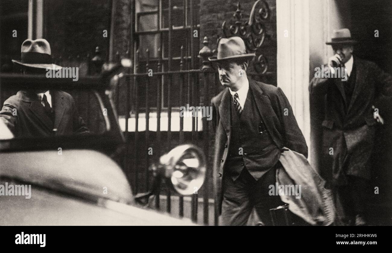 Ein Foto aus dem frühen 20. Jahrhundert, auf dem Michael Collins (1890–1922) während der Verhandlungen über den englisch-irischen Vertrag 1921 die Nummer 10 in der Downing Street in London verließ. Stockfoto