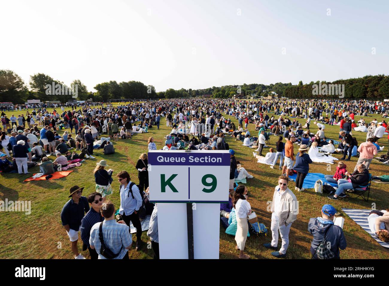 Menschen, die darauf warten, zum ersten Tag der Tennismeisterschaften nach Wimbledon zu fahren. Bild aufgenommen am 3. Juli 2023. © Belinda Jiao jiao.bilin@gmail.com 0 Stockfoto