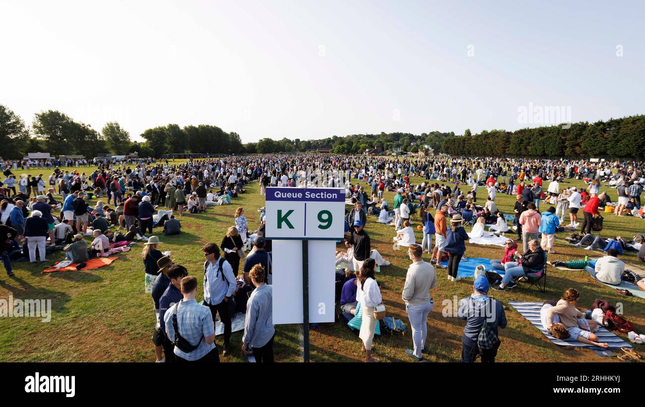 Menschen, die darauf warten, zum ersten Tag der Tennismeisterschaften nach Wimbledon zu fahren. Bild aufgenommen am 3. Juli 2023. © Belinda Jiao jiao.bilin@gmail.com 0 Stockfoto