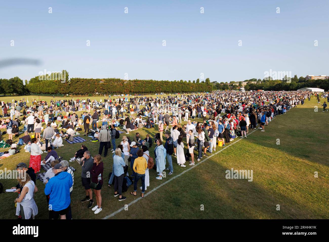 Menschen, die darauf warten, zum ersten Tag der Tennismeisterschaften nach Wimbledon zu fahren. Bild aufgenommen am 3. Juli 2023. © Belinda Jiao jiao.bilin@gmail.com 0 Stockfoto