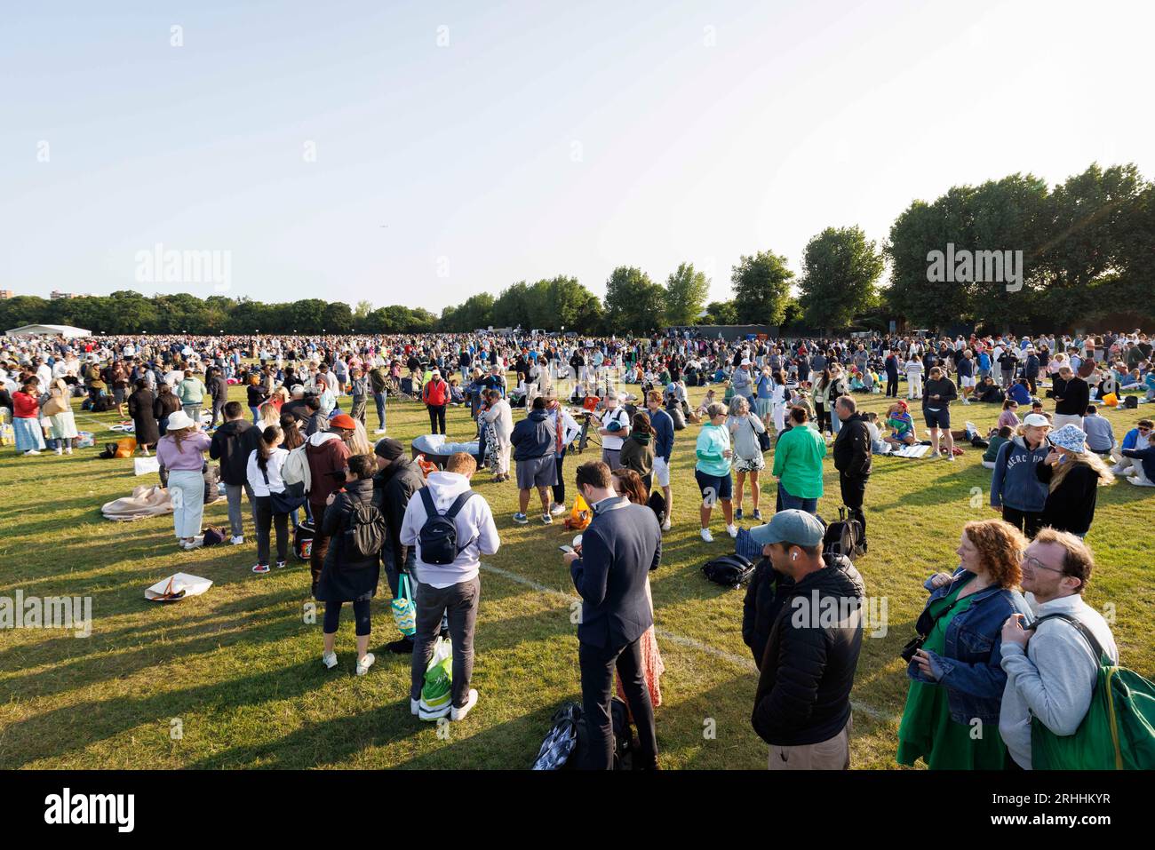 Menschen, die darauf warten, zum ersten Tag der Tennismeisterschaften nach Wimbledon zu fahren. Bild aufgenommen am 3. Juli 2023. © Belinda Jiao jiao.bilin@gmail.com 0 Stockfoto