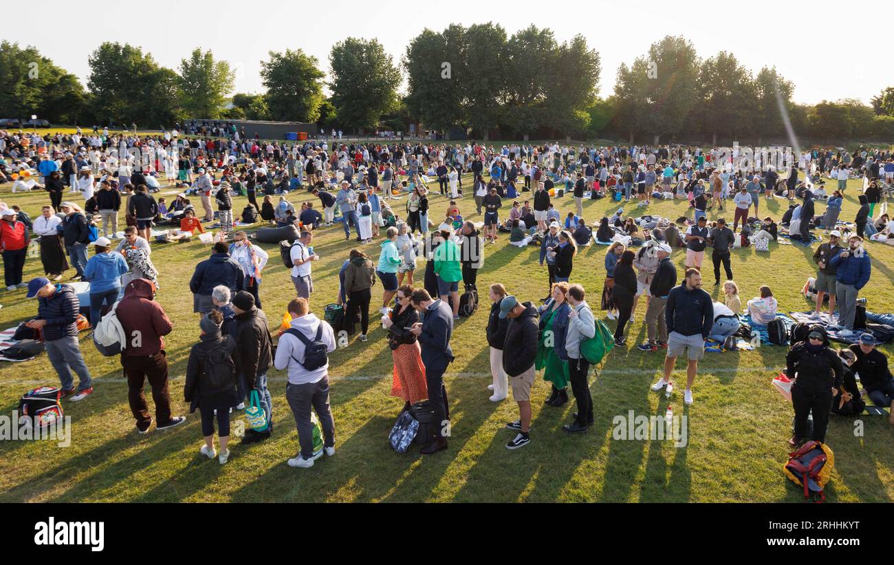 Menschen, die darauf warten, zum ersten Tag der Tennismeisterschaften nach Wimbledon zu fahren. Bild aufgenommen am 3. Juli 2023. © Belinda Jiao jiao.bilin@gmail.com 0 Stockfoto