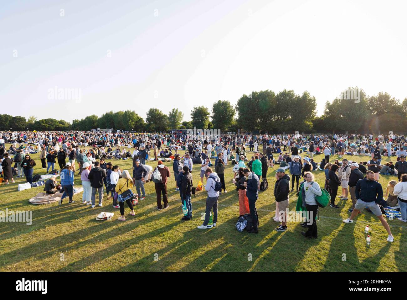 Menschen, die darauf warten, zum ersten Tag der Tennismeisterschaften nach Wimbledon zu fahren. Bild aufgenommen am 3. Juli 2023. © Belinda Jiao jiao.bilin@gmail.com 0 Stockfoto