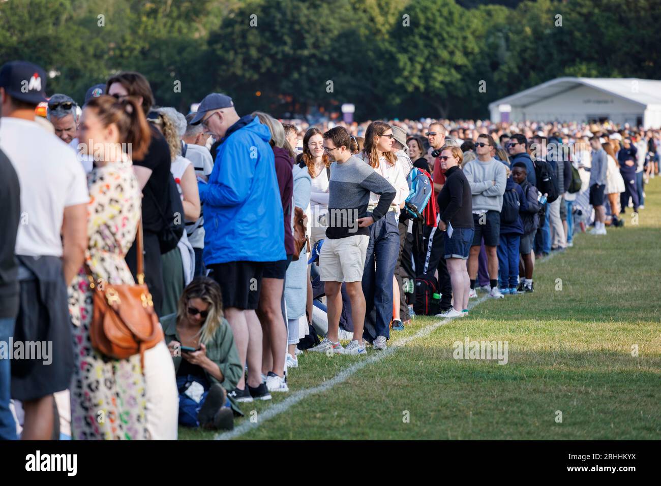 Menschen, die darauf warten, zum ersten Tag der Tennismeisterschaften nach Wimbledon zu fahren. Bild aufgenommen am 3. Juli 2023. © Belinda Jiao jiao.bilin@gmail.com 0 Stockfoto