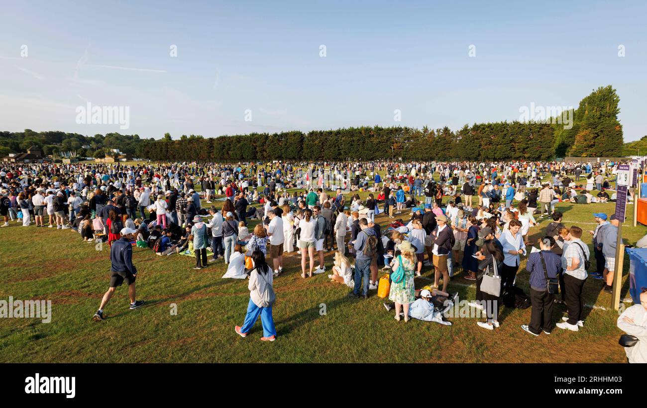 Menschen, die darauf warten, zum ersten Tag der Tennismeisterschaften nach Wimbledon zu fahren. Bild aufgenommen am 3. Juli 2023. © Belinda Jiao jiao.bilin@gmail.com 0 Stockfoto