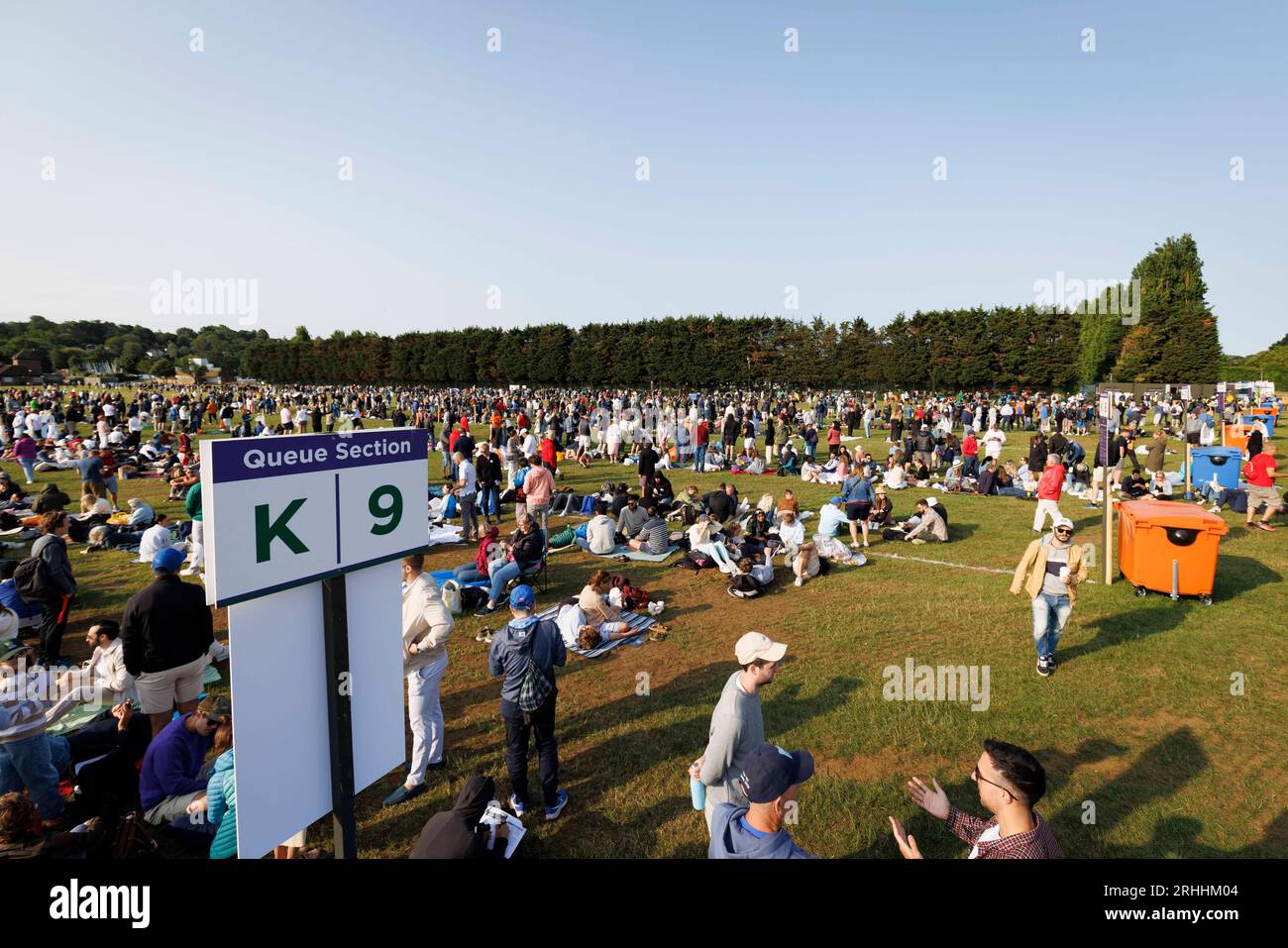 Menschen, die darauf warten, zum ersten Tag der Tennismeisterschaften nach Wimbledon zu fahren. Bild aufgenommen am 3. Juli 2023. © Belinda Jiao jiao.bilin@gmail.com 0 Stockfoto