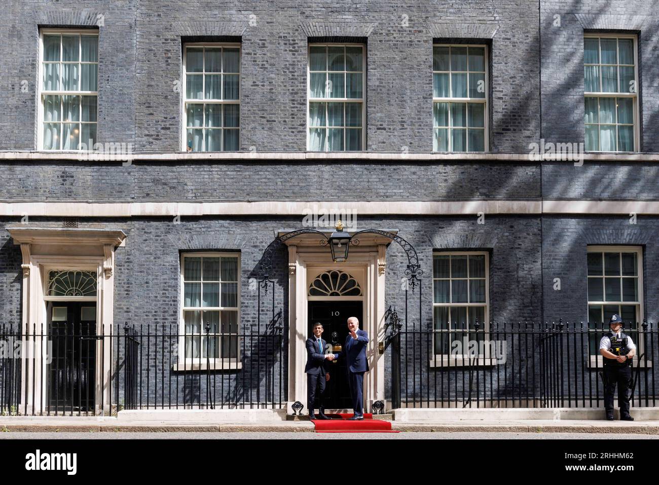 Der Präsident der Vereinigten Staaten Joe Biden besucht die Downing Street, die heute Morgen vom britischen Premierminister Rishi Sunak empfangen wurde. Bild aufgenommen am 10. Juli Stockfoto