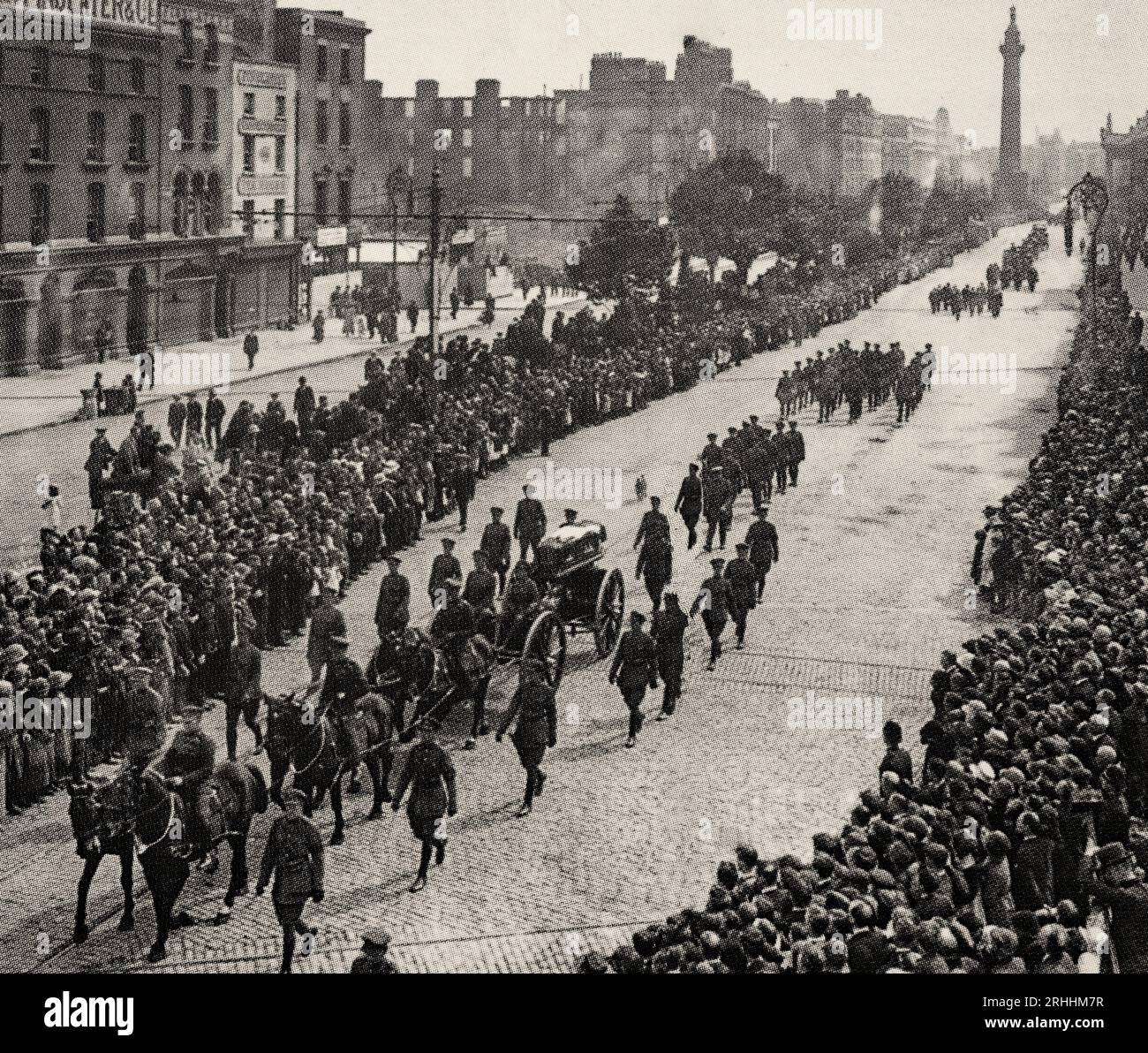 Am 22. August 1922 wurde Michael Collins in einem Hinterhalt bei Béal na mBláth außerhalb von Cork getötet. Sein Sarg auf einer Pferdekutsche wird von den Soldaten des Freistaats zu Pferd gezogen und führt die O’Connell Street hinunter auf dem Weg zum Glasnevin Cemetery am 28. August 1922. Stockfoto