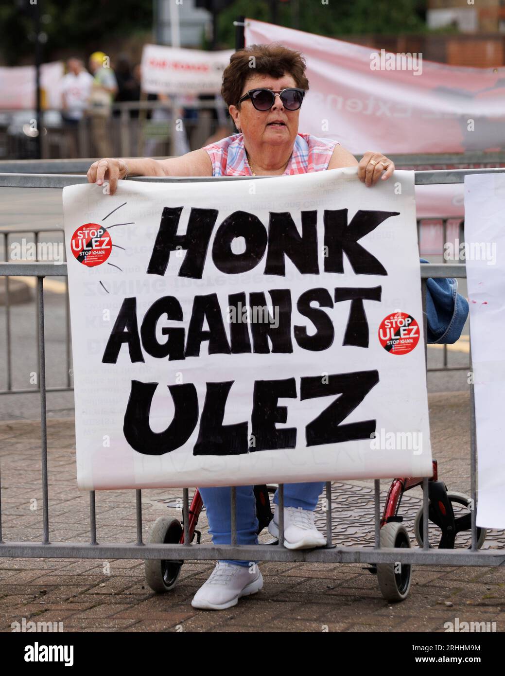 Anti-ULEZ-Protest in Bromley, Ost-London heute Nachmittag. Abgebildet: Der Demonstrant wirft ein Banner auf. Bild aufgenommen am 12. August 2023. © Belinda Jiao Jiao Stockfoto