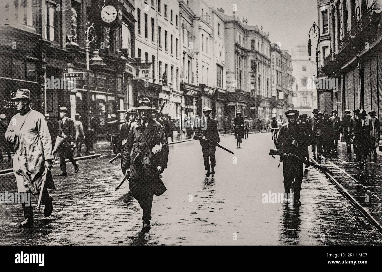 Ein Foto aus dem frühen 20. Jahrhundert von Republikanern, die gegen den Vertrag verstoßen und nach Dublin City ziehen (Grafton Street???) Nach der Unterzeichnung des englisch-irischen Vertrags, der zum Bürgerkrieg von 1922 führte. Stockfoto