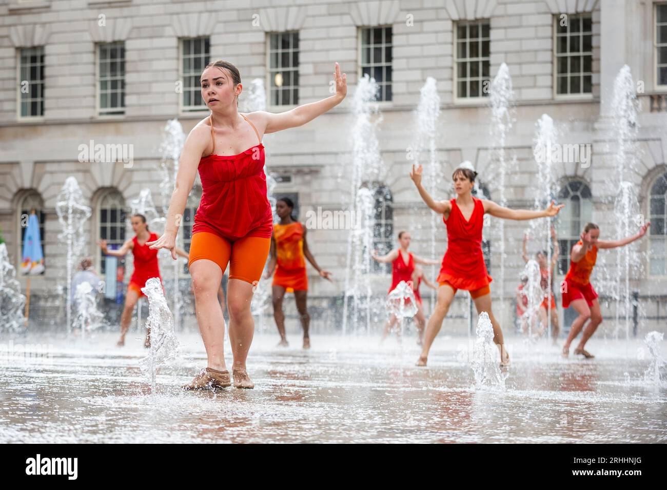 London, Großbritannien. August 2023. Tänzerinnen und Tänzer des Shobana Jeyasingh Dance Proben „Kontrapunkt“ in den Springbrunnen des Somerset House vor ihren Auftritten am Wochenende im Rahmen des Inside Out Festivals des Westminster City Council. Quelle: Stephen Chung / Alamy Live News Stockfoto