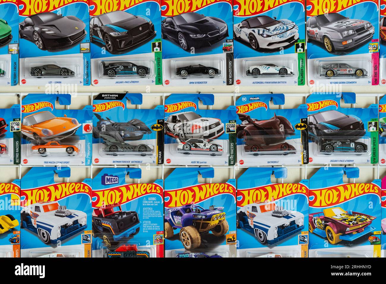 Doha, Katar - 17. August 2023: Sortiment an Hot Wheels-Druckgusskartuschen für die Hot Wheels-Serie. Hot Wheels ist ein in die-Cast-Optik gehaltenes Spielzeugauto von am Stockfoto