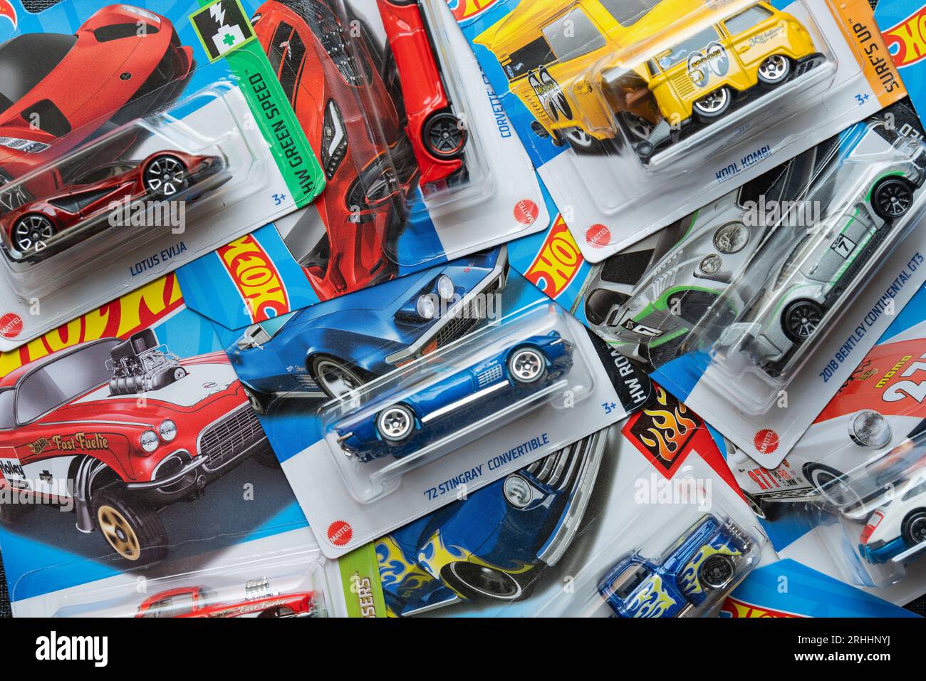 Doha, Katar - 17. August 2023: Sortiment an Hot Wheels-Druckgusskartuschen für die Hot Wheels-Serie. Hot Wheels ist ein in die-Cast-Optik gehaltenes Spielzeugauto von am Stockfoto