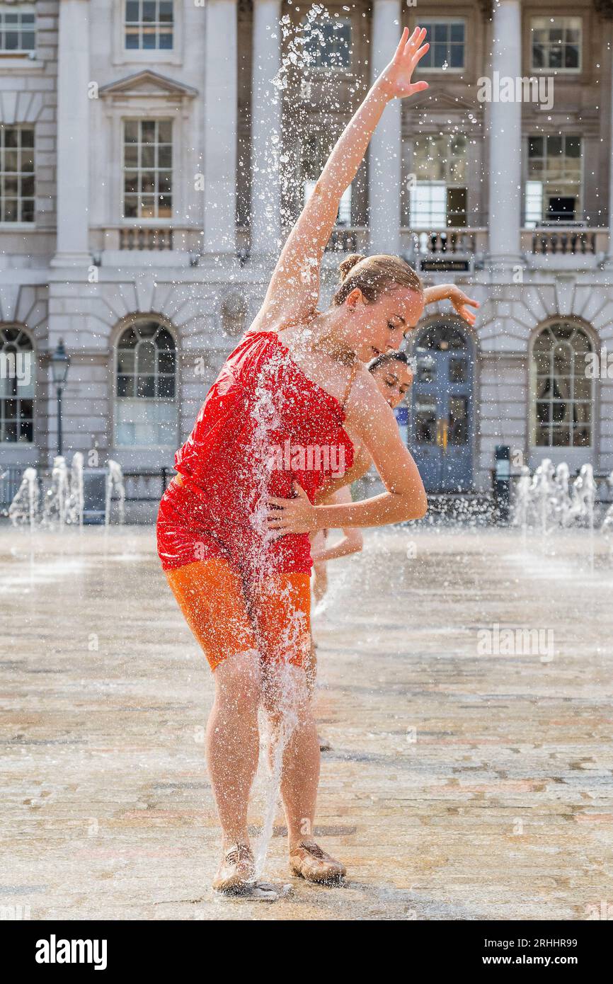 London, Großbritannien. Aug. 2023. Tänzerinnen und Tänzer von Shobana Jeyasingh Dance üben Kontrapunkt in den Springbrunnen im Somerset House vor den Aufführungen dieses Wochenendes im Rahmen des Inside Out Festivals des Westminster City Council. Guy Bell/Alamy Live News Stockfoto