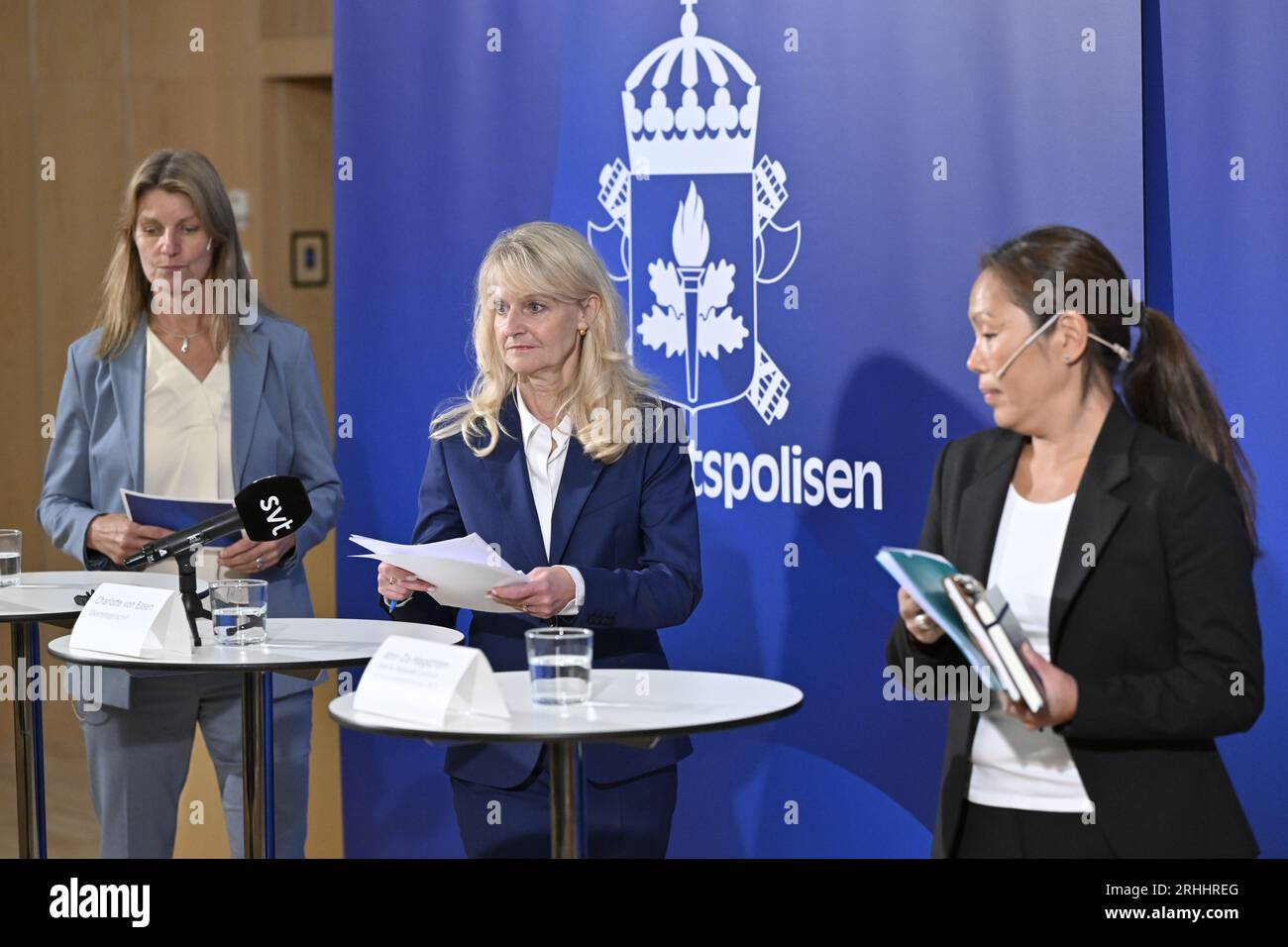 Stockholm, Schweden. Aug. 2023. Susanna Trehorning, stellvertretende Leiterin des Verfassungsschutzes und der Terrorismusbekämpfung, Sicherheitspolizeichefin Charlotte von Essen und Ahn-Za Hagstrom, Leiterin des Nationalen Zentrums für Terrorismusbedrohung (NTC) bei einem Pressegespräch der Sicherheitspolizei aufgrund der sich verschlechternden Sicherheitslage in Schweden. Aug Die Terrorgefahr in Schweden wird auf vier auf einer fünf-Punkte-Skala erhöht Foto: Henrik Montgomery/TT/kod 10060 Credit: TT News Agency/Alamy Live News Stockfoto