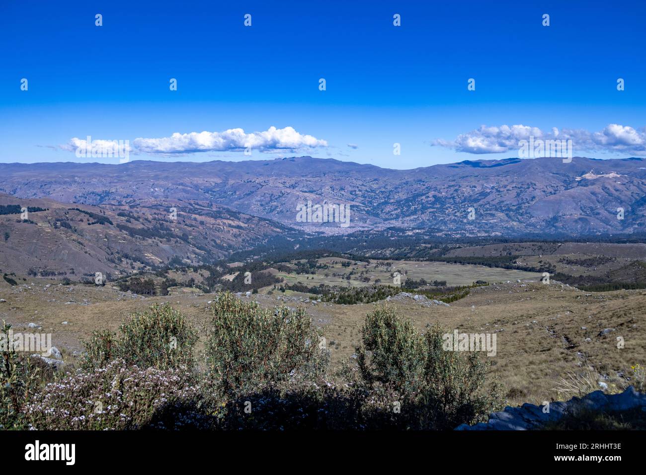 Panoramablick auf die Cordillera Negra Bergkette von der Wanderung zum Churup-See in der Nähe von Huaraz, Peru Stockfoto
