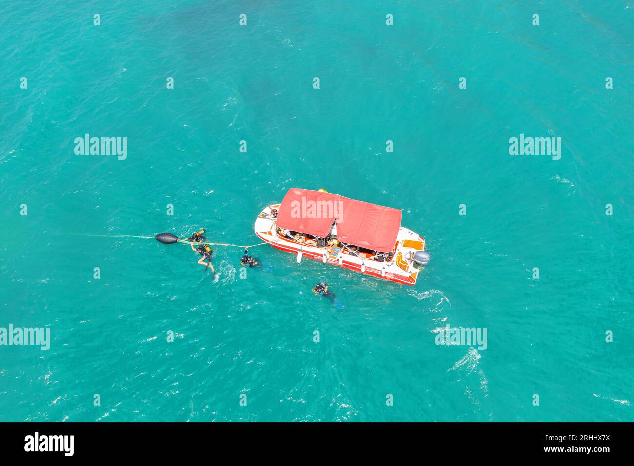 Boot mit Taucheranzug und Flossen im Meer kam in der Lagune an, um nach unten zu tauchen, von oben aus Stockfoto