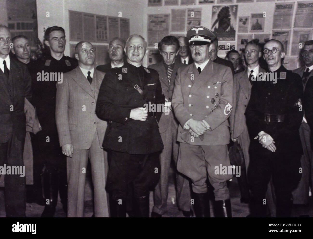 Werner Ross (Met PET) de hoogste gezagsdrager in Friesland bezoekt de NSB Ausstellung Herlevend Nederland Leeuwarden 18. juli 1943 - Werner Ross (mit Kappe) die höchste Autorität in Friesland besucht die NSB Ausstellung Herlevend Nederland Leeuwarden 18. Juli 1943 Niederländisch, Niederlande, Holland. Stockfoto