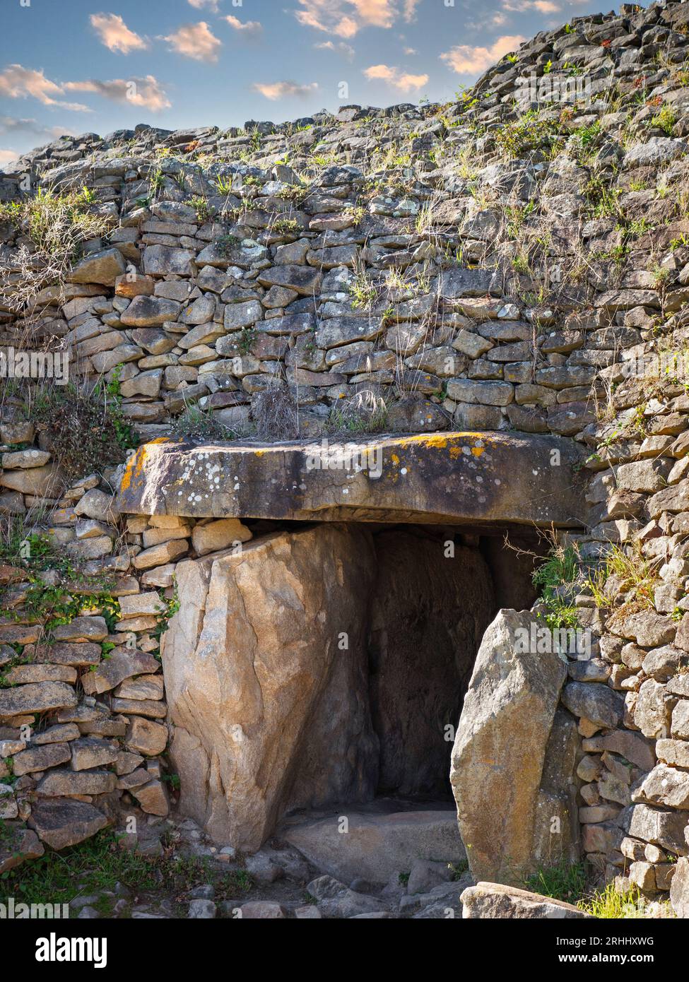 CAIRN DE GAVRINIS ÄUSSERE, prähistorische Steingräber aus der Steinhöhle, mit berühmten symbolischen und geheimnisvollen Steinzeitschnitzereien. Bretagne Frankreich Stockfoto