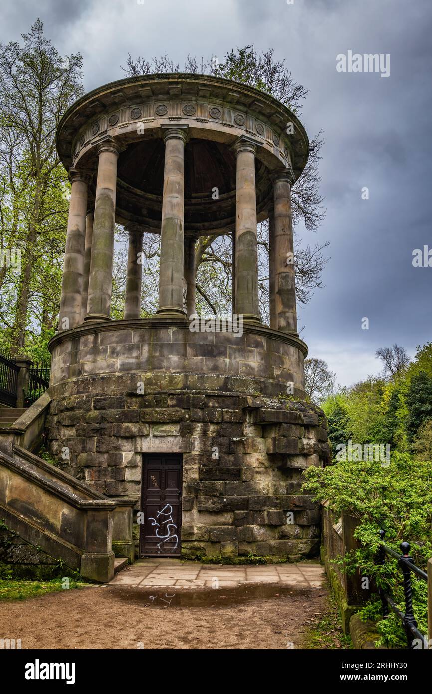 St. Bernard's Well at Water of Leith River in Edinburgh, Schottland, Großbritannien. Die Legende besagt, dass das Gebäude aus dem 18. Jahrhundert im Stil eines griechisch-römischen Tempels errichtet wurde Stockfoto