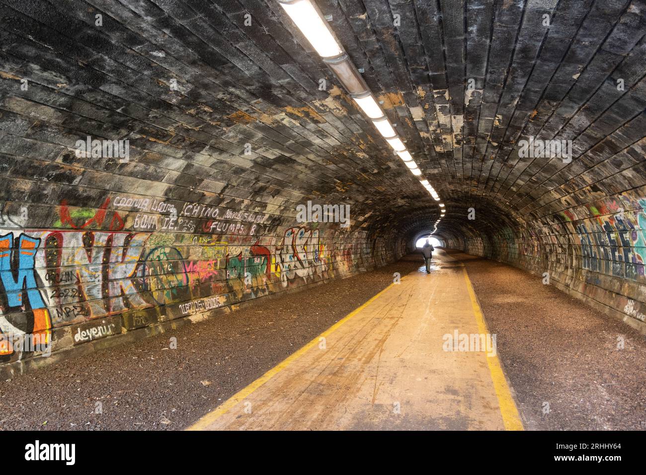 Rodney Street Tunnel in Edinburgh, Schottland, Vereinigtes Königreich. Ehemaliger Eisenbahntunnel aus dem 19. Jahrhundert mit Fußgängerweg, Fluchtpunkt-Perspektive. Stockfoto