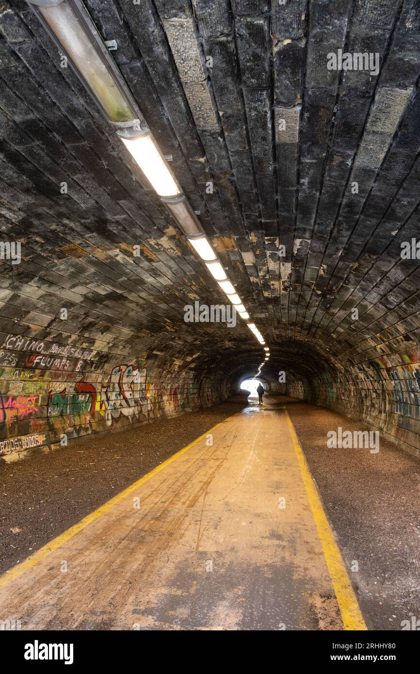 Rodney Street Tunnel in Edinburgh, Schottland, Vereinigtes Königreich. Ehemaliger Eisenbahntunnel aus dem 19. Jahrhundert mit Fußgängerweg, Fluchtpunkt-Perspektive. Stockfoto