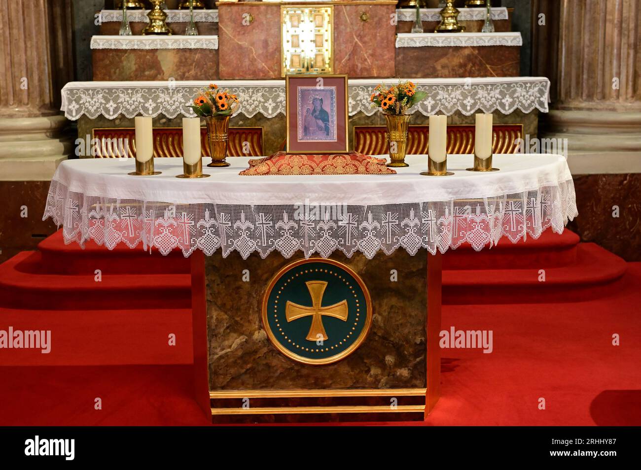 Wien, Österreich. August 2023. Stiftskirche des Heiligen Kreuzes in der Mariahilfer Straße. Detailansicht des Altars Stockfoto