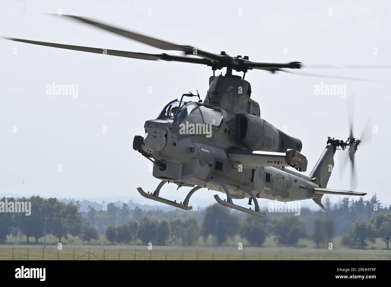 Namest Nad Oslavou, Tschechische Republik. Aug. 2023. Die offizielle Annahme und Präsentation des ersten Bell UH-1Y Venom Mehrrollenhubschraubers und des dritten Bell AH-1Z Viper Hubschraubers (abgebildet) fand am 17. August 2023 auf dem 22. Helicopter Air Force Base der Czech Air Force in Namest nad Oslavou, Tschechische Republik, statt. Quelle: Lubos Pavlicek/CTK Photo/Alamy Live News Stockfoto