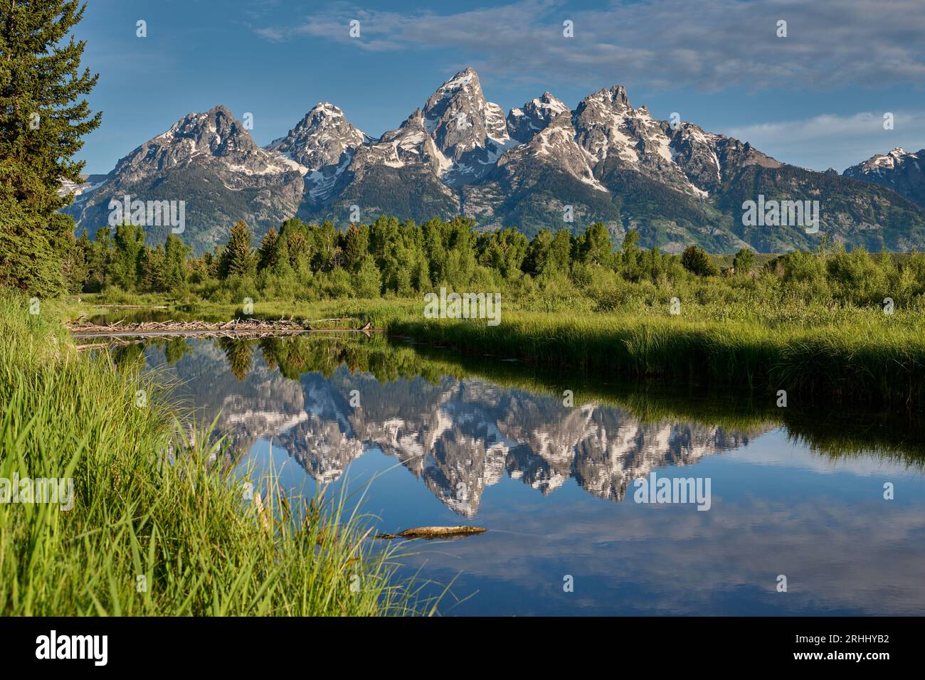 Grand Teton Range mit Reflexion im Fluss in Schwabacher Landing, Grand Teton National Park, Wyoming, Vereinigte Staaten von Amerika Stockfoto