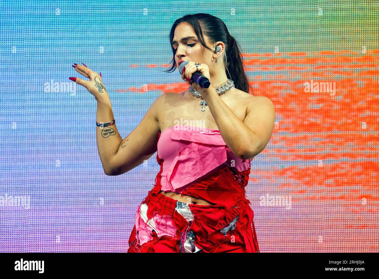 Wir sind Fabuloso, Preston Park, Brighton, East Sussex, Großbritannien. Mae Muller (Holly Mae Muller) tritt bei We Are Fabuloso auf, einem Konzert zugunsten von Brighton Pride. August 2023. David Smith/Alamy News Stockfoto