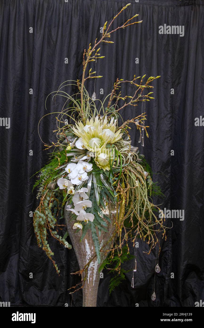 Glitz & Glamour Stillleben Blumenkreationen auf der Southport Flower Show 2023 Stockfoto