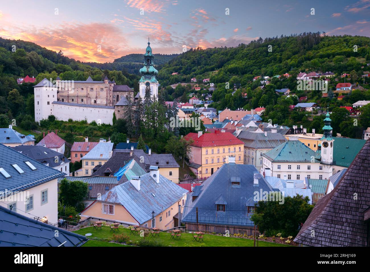 Banska Stiavnica, Slowakei. Stadtbild der historischen Stadt Banska Stiavnica, Slowakische Republik bei Sonnenuntergang im Sommer. Stockfoto