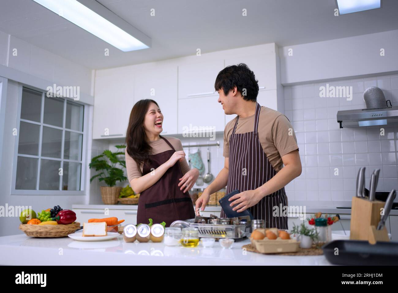 Das junge Paar ist in der Küche im Livestreaming. Lifestyle- und Freizeitkonzept. Stockfoto