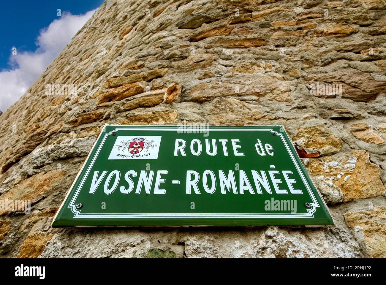VOSNE-ROMANÉE Straßenschild an der alten rustikalen Weinmauer Route de Vosne-Romanee ein luxuriöser roter Burgunderwein Route des Grands Crus Burgund Frankreich Stockfoto