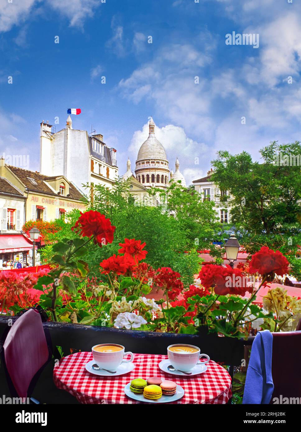 Paris Café Restaurant Montmartre Blick auf Blumen Tisch Kaffee & Kuchen Makronen französische Tischdecke mit Blick auf den Place du Terte, Sacre Coeur Paris Frankreich Stockfoto