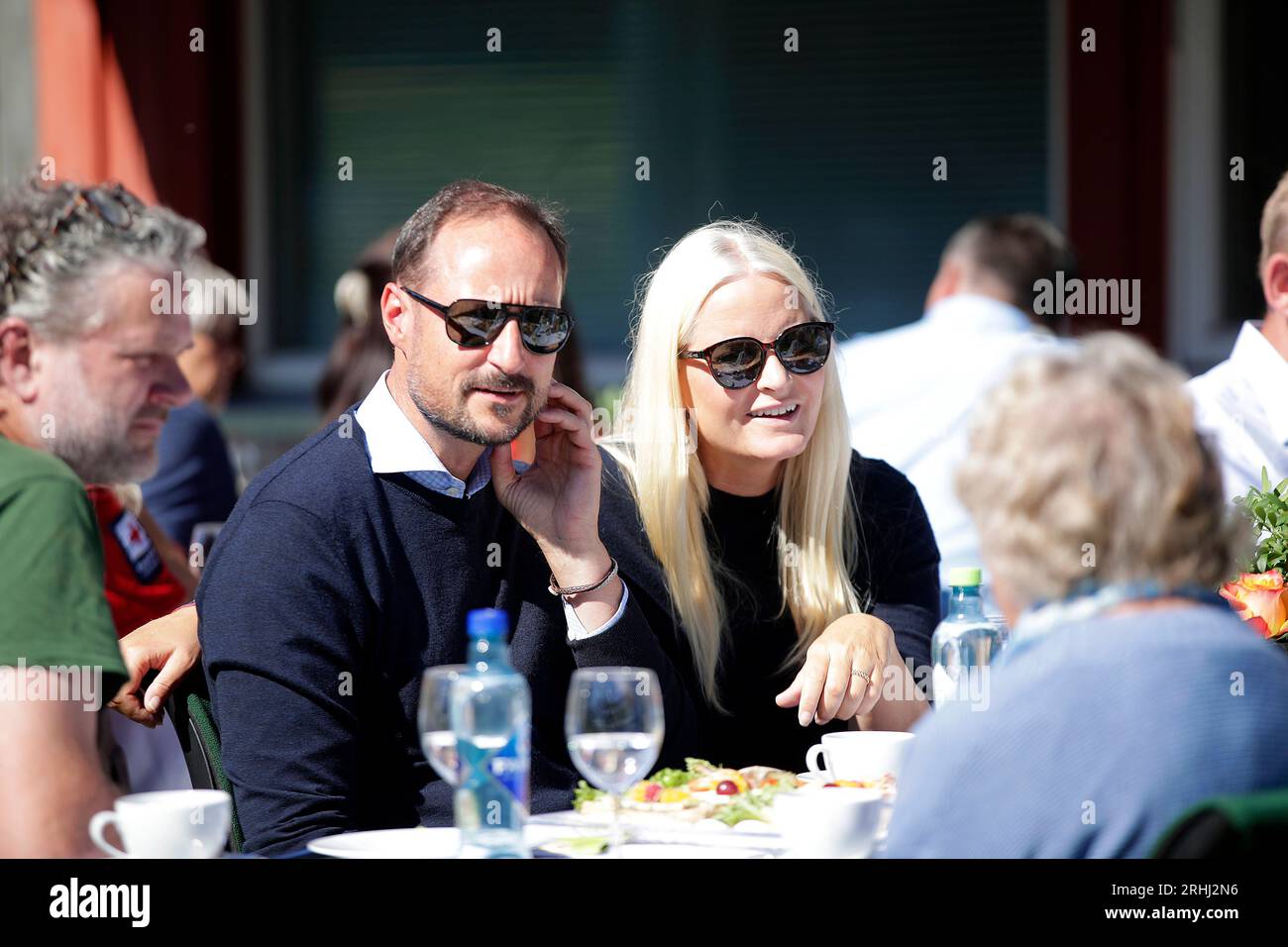 Lena 20230817.Kronprinzessin Mette-Marit und Kronprinz Haakon besuchen Bugdestua, Østre Toten, wo das Kronprinzenpaar Vertreter der Gemeinde, Freiwillige, die Zivilverteidigung und andere Interessenvertreter trifft. Foto: Terje Pedersen / NTB / POOL Stockfoto