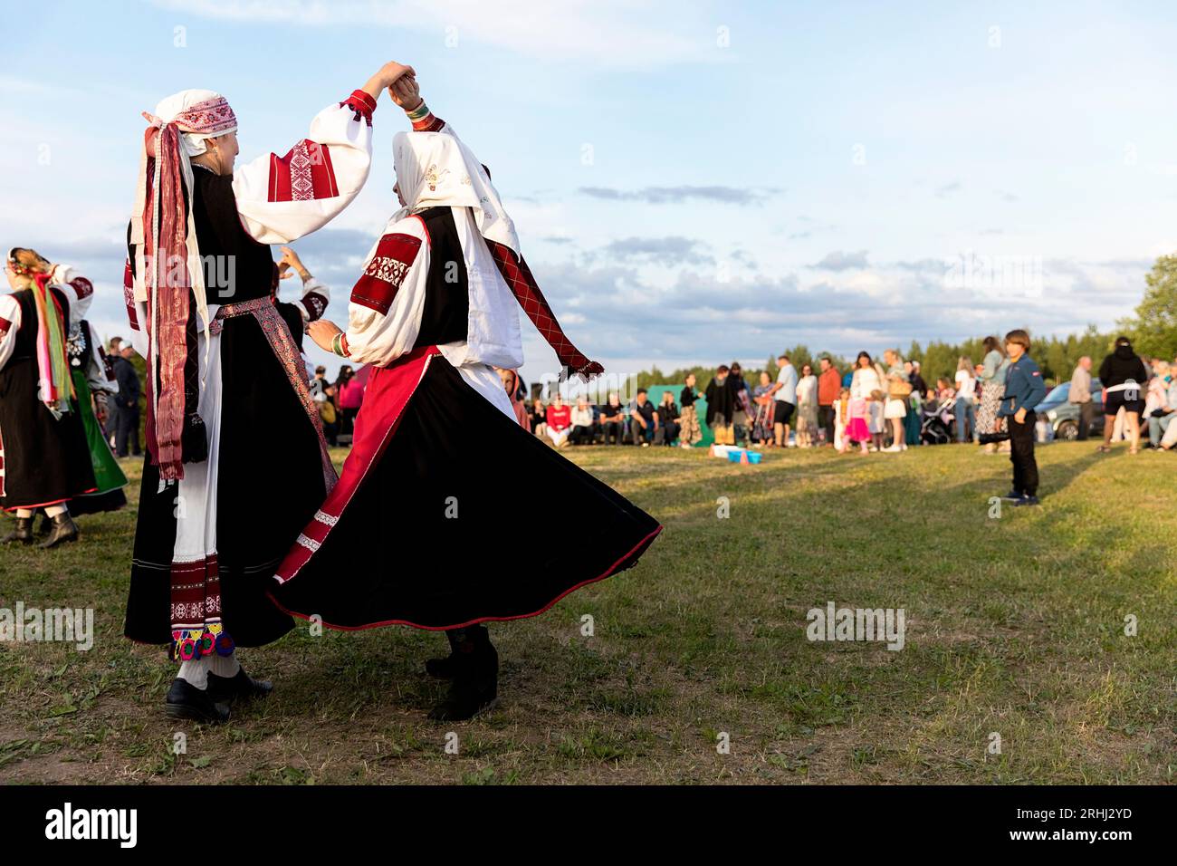 Einheimische in traditionellen estnischen Volkstrachten tanzen, feiern den estnischen Nationalfeiertag Jaanipaev oder leedopaev, Seto Country, Estland Stockfoto