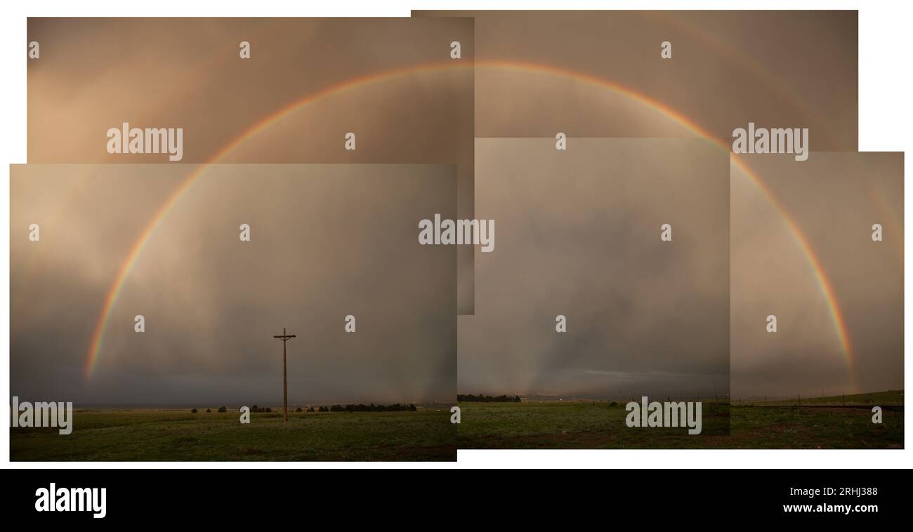 Fotocollage eines doppelten Regenbogens über einer südwestlichen Landschaft während eines Sturms bei Sonnenuntergang Stockfoto