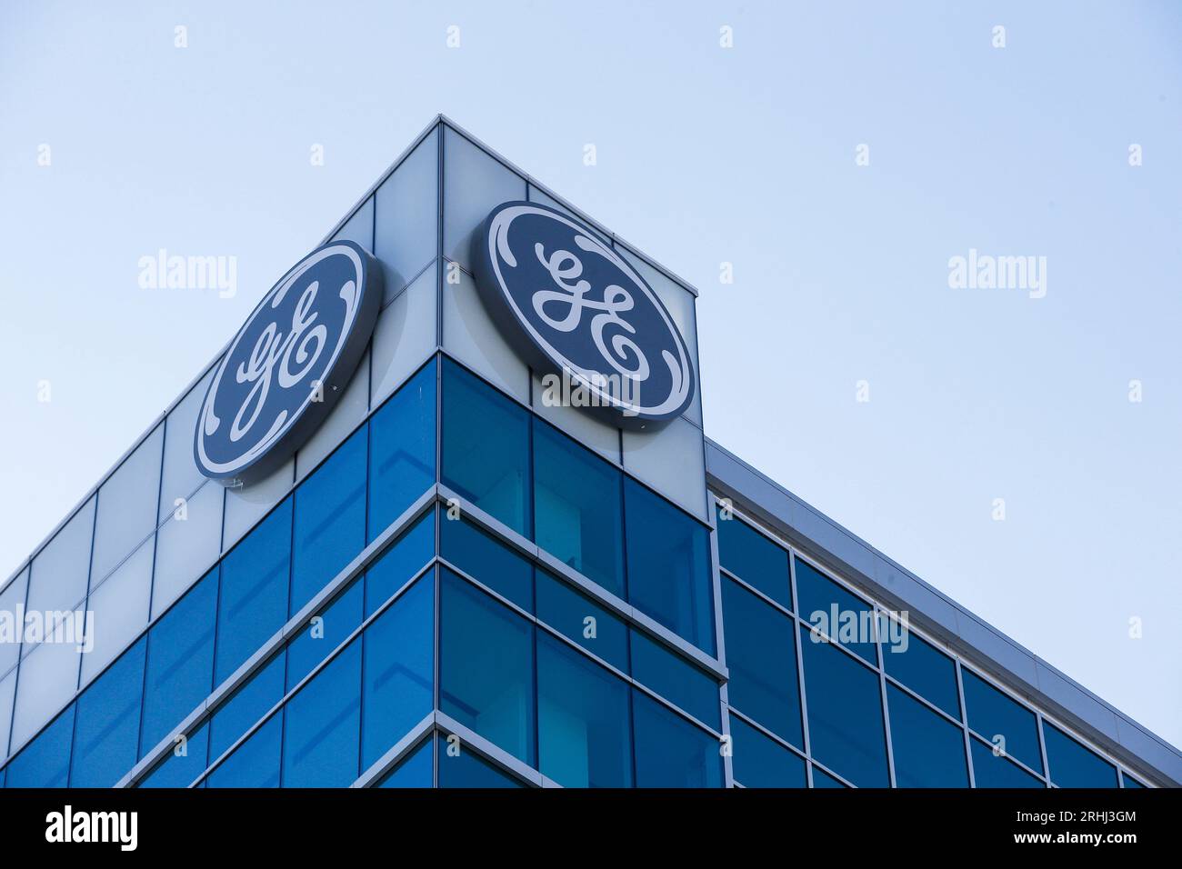 FILE - The General Electric logo is displayed at the top of their Global Operations Center, Tuesday, Jan. 16, 2018, in the Banks development of downtown Cincinnati. More than 1.5 million dehumidifiers sold under five brand names: Kenmore, GE, SoleusAir, Norpole and Seabreeze are under recall following reports of nearly two dozen fires, the U.S. Consumer Product Safety Commission said Wednesday, Aug. 16, 2023. (AP Photo/John Minchillo, File) Stockfoto