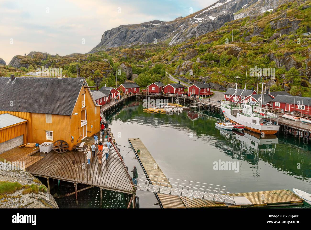 Touristen im Village Nusfjorden, Island Flagstadoy, Lofoten, Norwegen Stockfoto