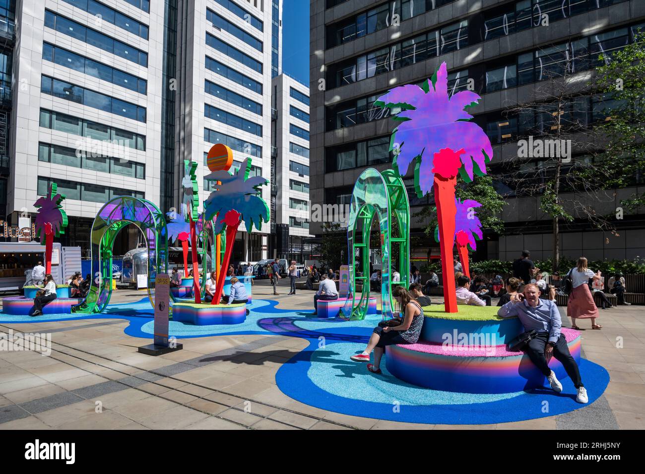 London, Großbritannien. 17. August 2023. Wetter in Großbritannien: Stadtarbeiter genießen Sonnenschein und 23 °C Temperaturen zum Mittagessen. Sie werden ermutigt, sich zu setzen und Zeit bei OA-515 zu verbringen, einer Installation außerhalb von City Point in Moorgate, die bis September von Space Objekt, einem Designstudio mit Sitz in Singapur, bestehend aus Tina Fung und Ashraf Razaque, eingerichtet wurde. die die Arbeit für den Immobilienentwickler Brookfield Properties geschaffen haben. Die Wettervorhersage ist für wärmere Temperaturen nächste Woche. Quelle: Stephen Chung / Alamy Live News Stockfoto