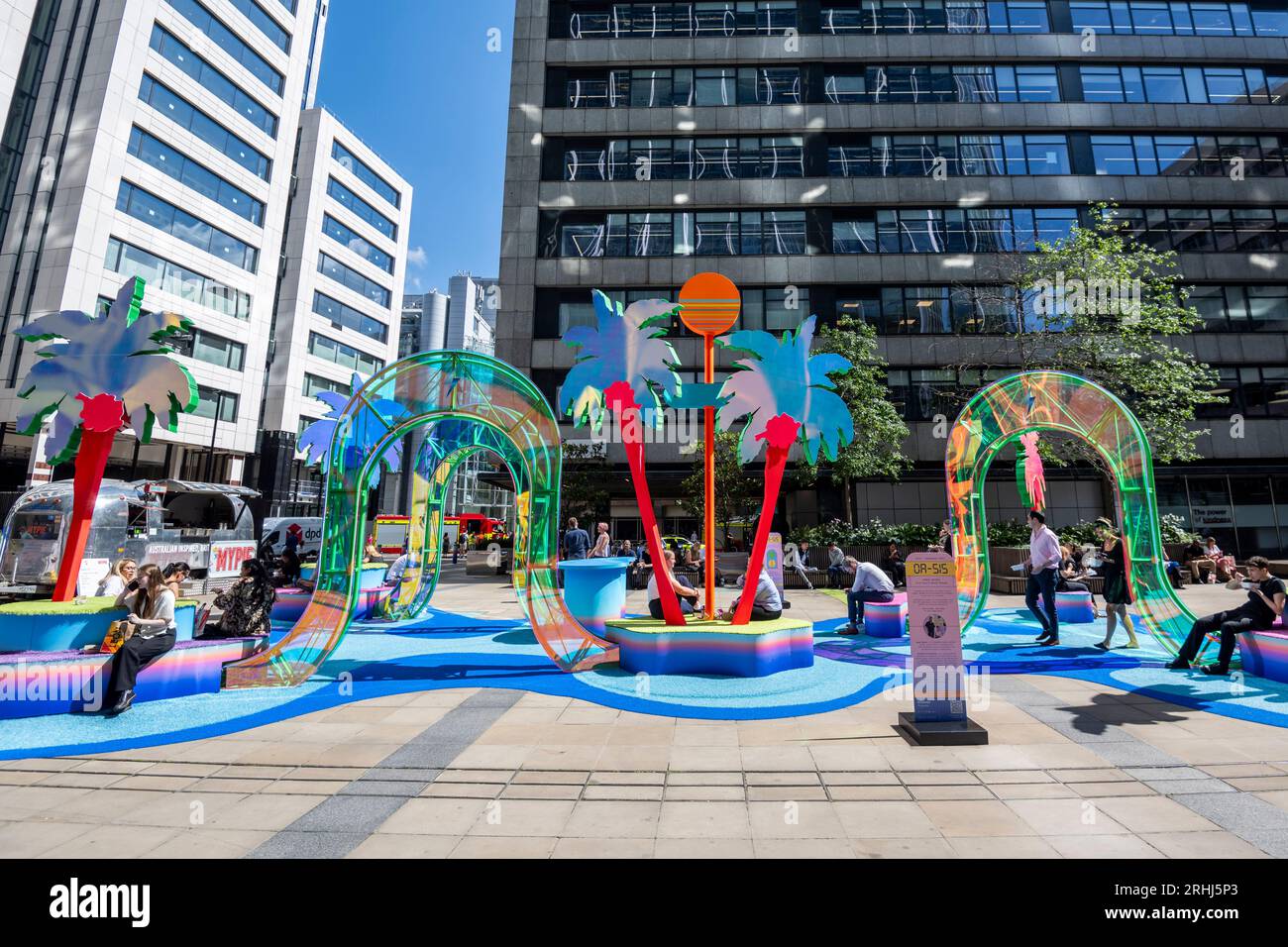 London, Großbritannien. 17. August 2023. Wetter in Großbritannien: Stadtarbeiter genießen Sonnenschein und 23 °C Temperaturen zum Mittagessen. Sie werden ermutigt, sich zu setzen und Zeit bei OA-515 zu verbringen, einer Installation außerhalb von City Point in Moorgate, die bis September von Space Objekt, einem Designstudio mit Sitz in Singapur, bestehend aus Tina Fung und Ashraf Razaque, eingerichtet wurde. die die Arbeit für den Immobilienentwickler Brookfield Properties geschaffen haben. Die Wettervorhersage ist für wärmere Temperaturen nächste Woche. Quelle: Stephen Chung / Alamy Live News Stockfoto